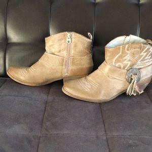 Big Budda Women’s Western ankle boots.